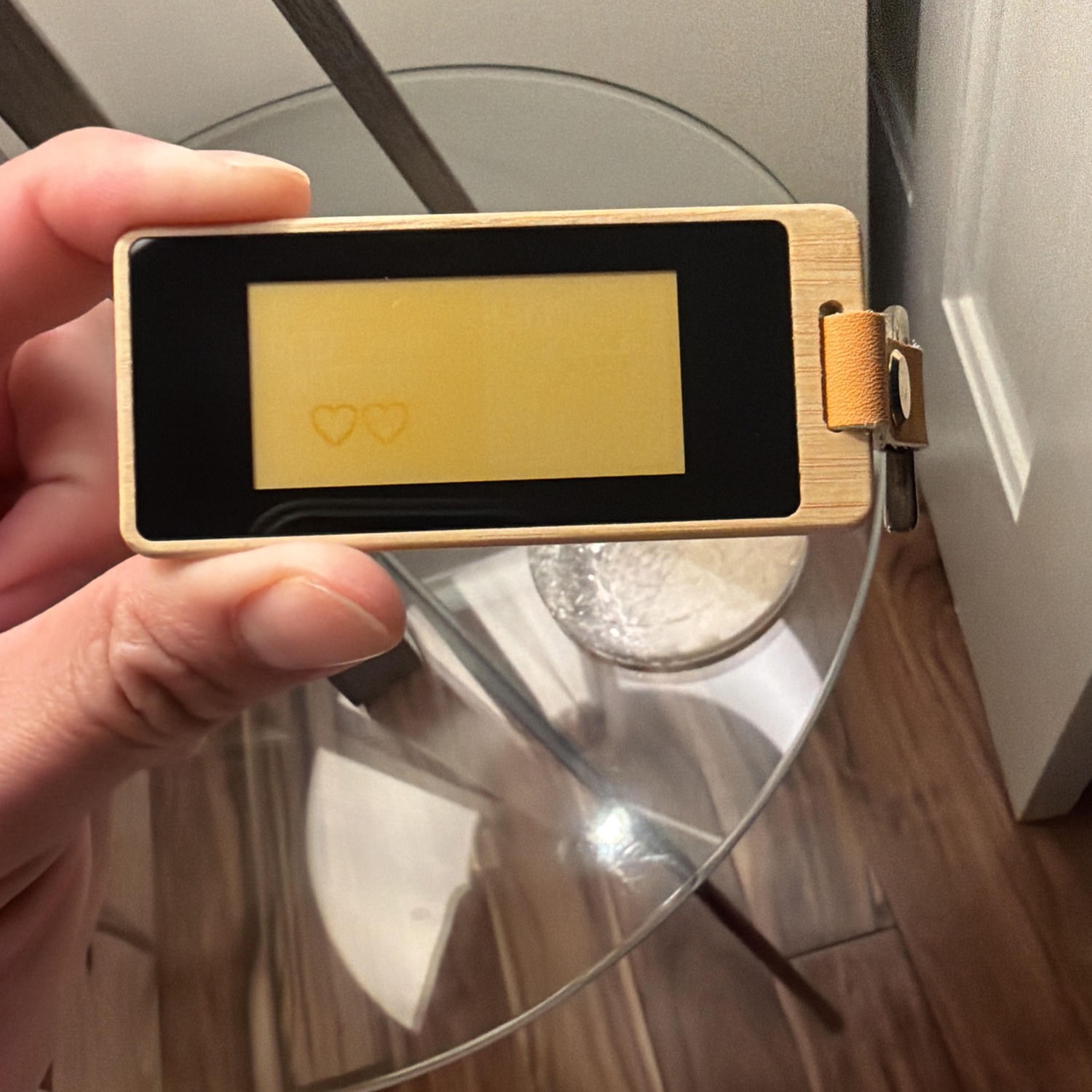 A KEEP 4-color e-ink screen after a sync that didn't finish — a washed-out, half-rendered yellow image instead of the message.